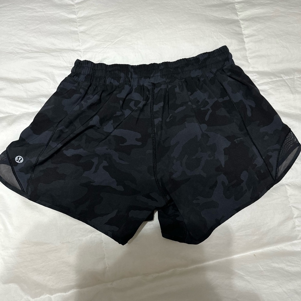 Lululemon, Hotty Hot Low Rise 4” Lined Shorts, Size 8 Camo Black